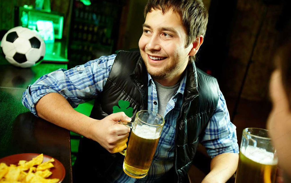Мужчина пьет кружку пива